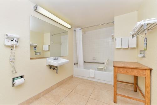 Days Inn Charlotte Northlake - Charlotte - Baño