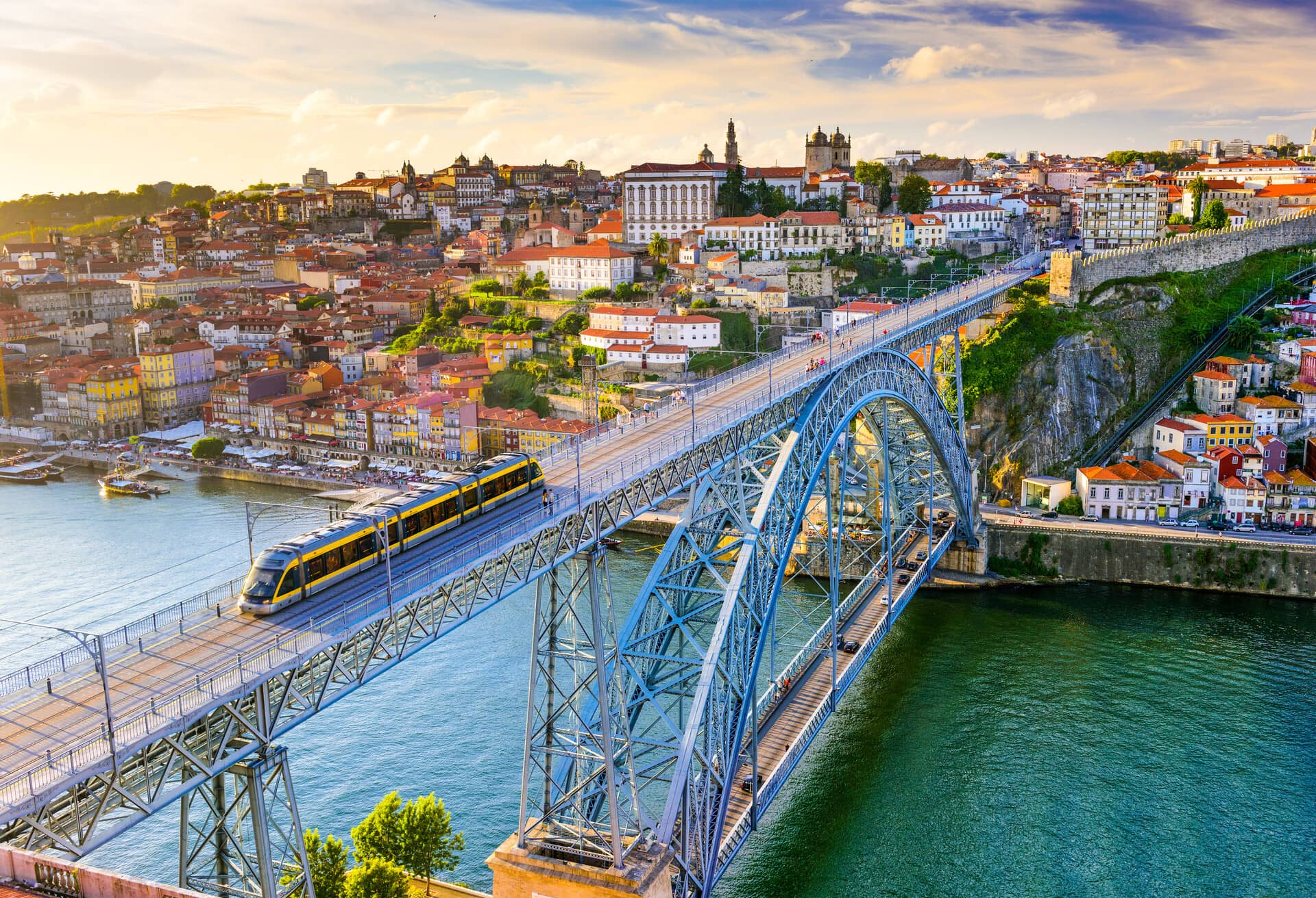 Paisaje urbano de Portugal sobre el río Duero y el puente Luis I.