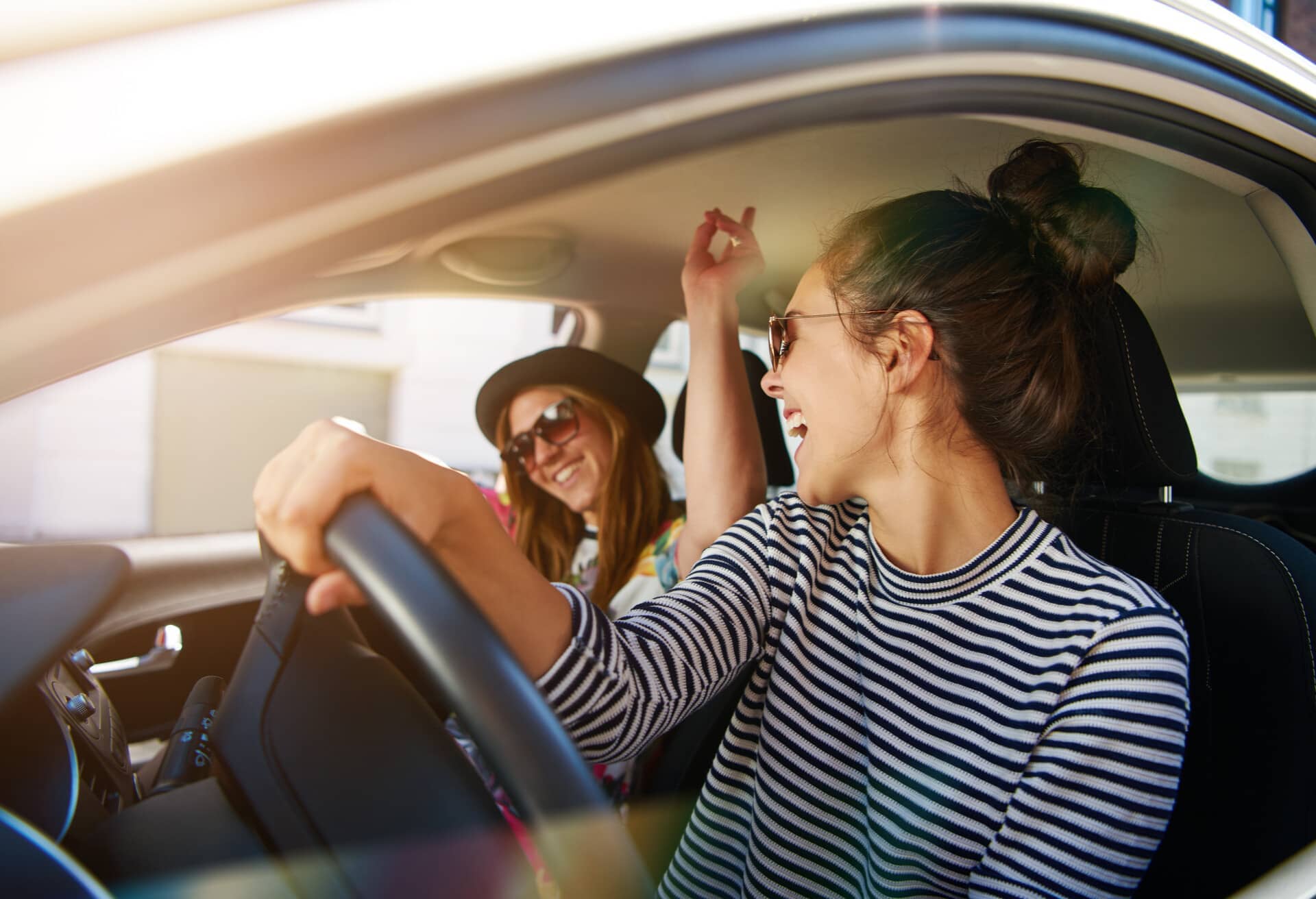 Amigos divirtiéndose durante un viaje por carretera.