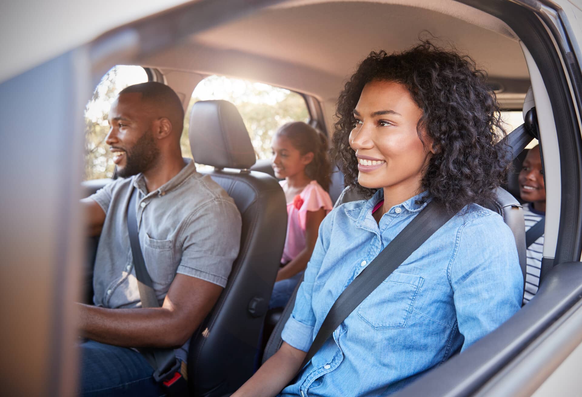 Una familia en coche disfrutando del viaje por carretera.