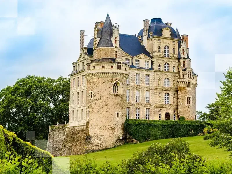 París es la Ciudad de la Luz, y después de visitar el Château de Brissac, querrás dormir con la luz encendida
