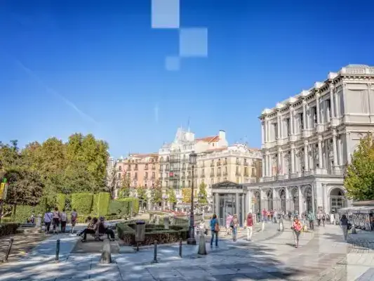 Al fondo, el Teatro Real y la Opera de Madrid. Una plaza muy bonita.