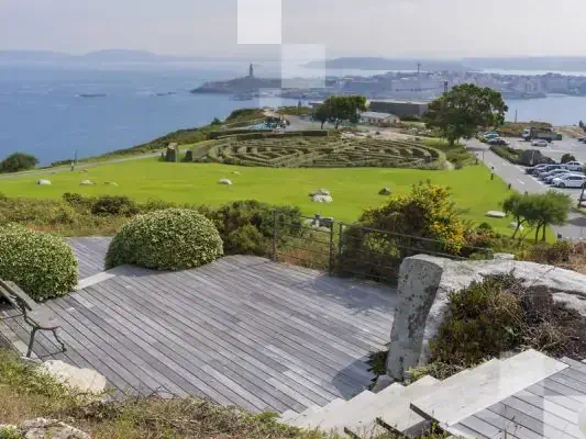 Al fondo la ciudad de A Coruña con su Torre de Hércules.