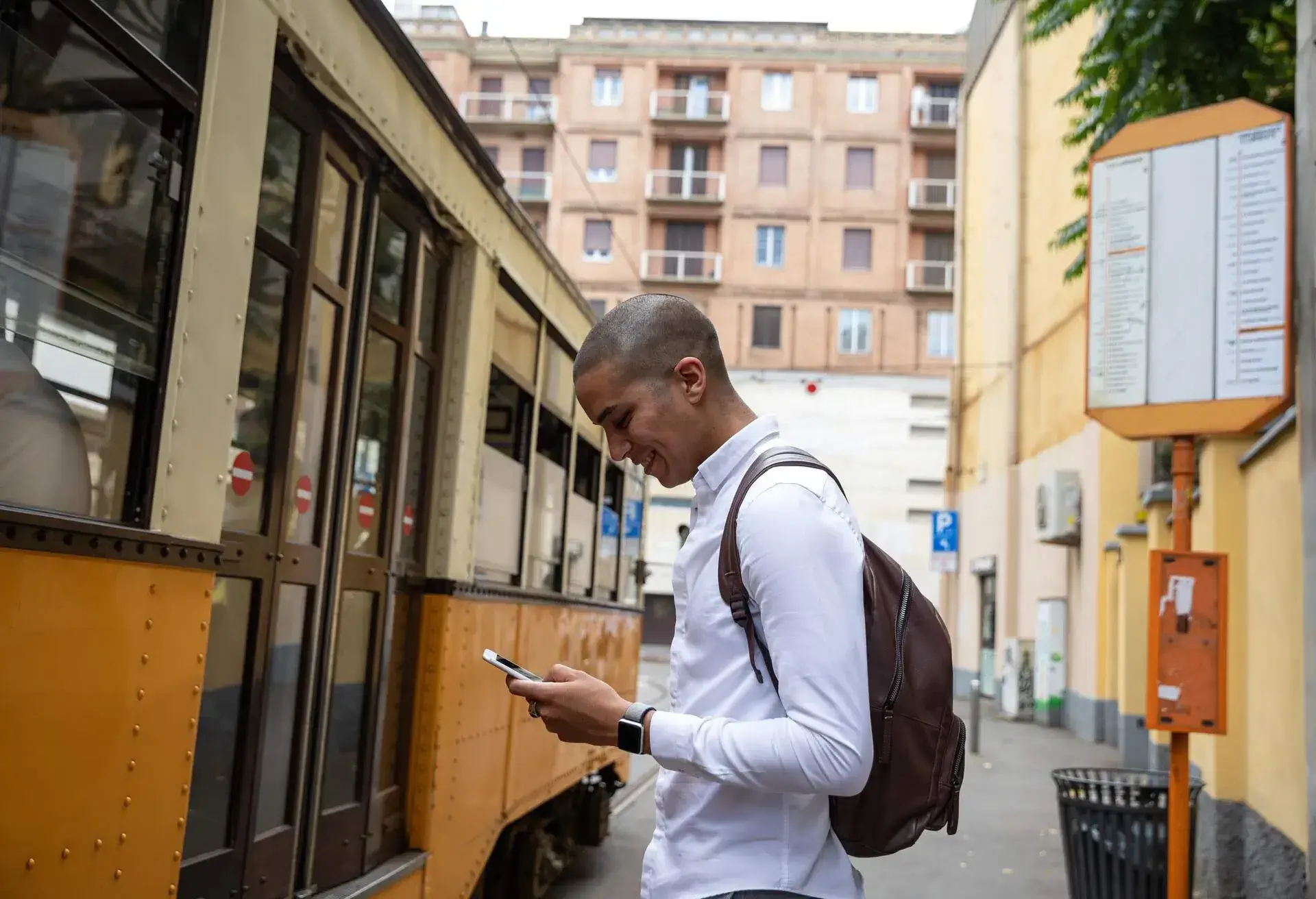 UN HOMBRE ENTRA A UN AUTOBÚS
