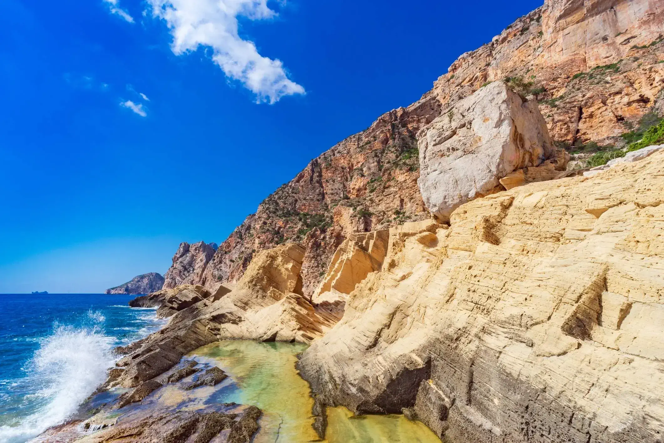 DEST_IBIZA_CALAATLANTIS_gettyimages-1191894619