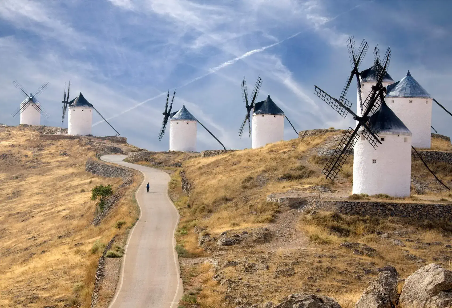 DEST_SPAIN_CASTILLA_LA-MANCHA_WINDMILL_GettyImages-534931355