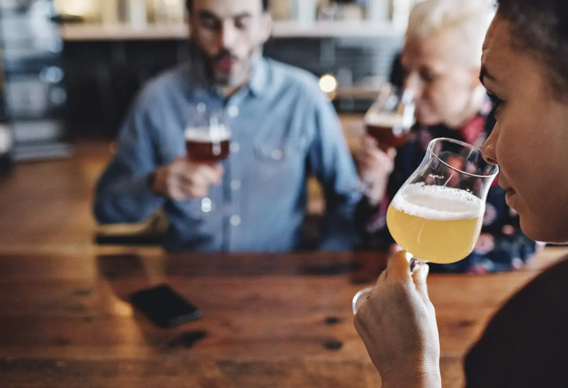 BREWERY_CRAFT_BEER_TASTING_PEOPLE