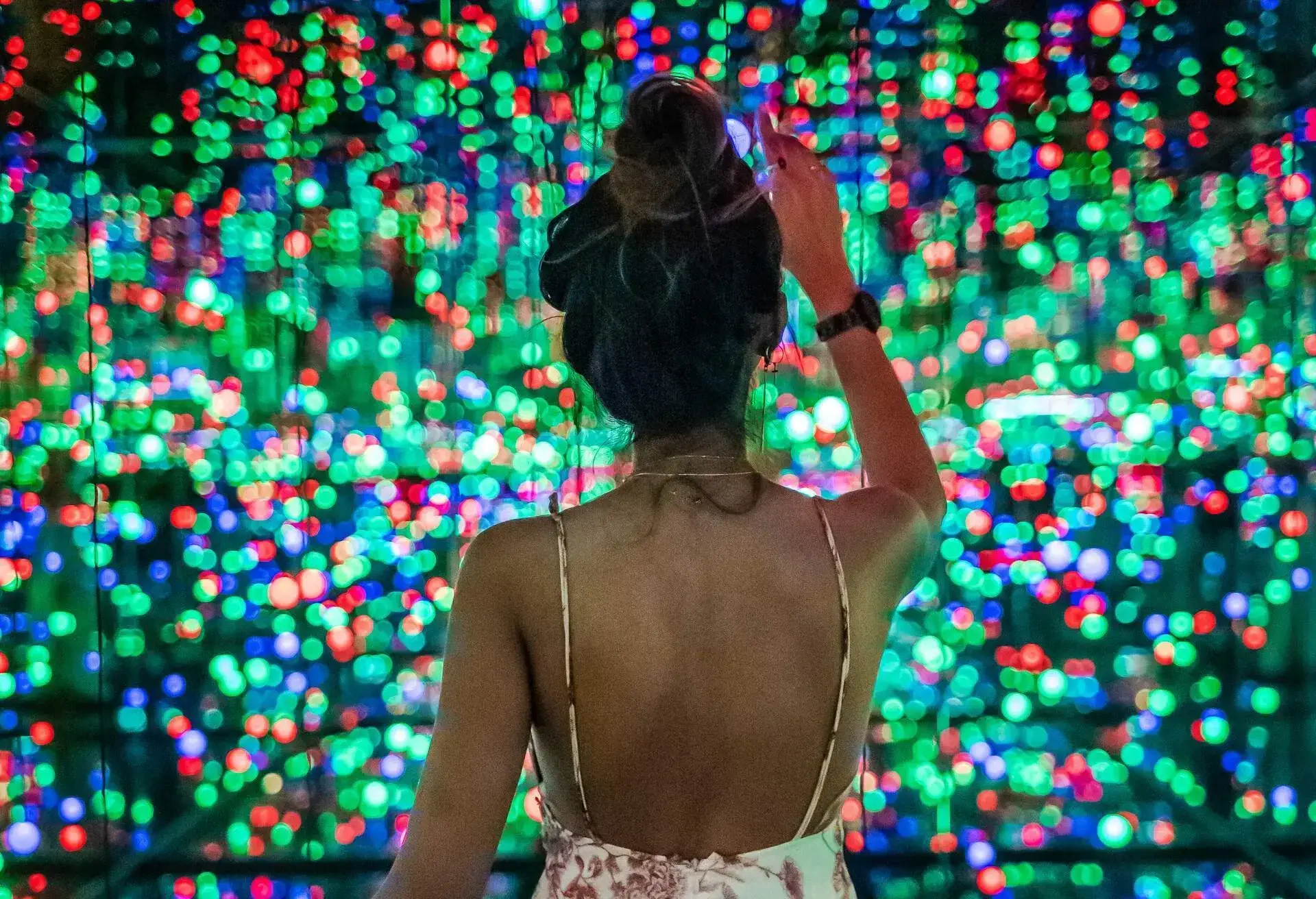 theme_museum_contemporary_gallery_people_woman