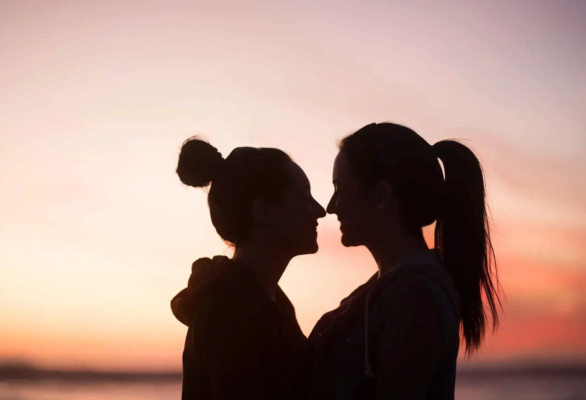 WOMEN_GAY_COUPLE_SUNSET_BEACH_SEA