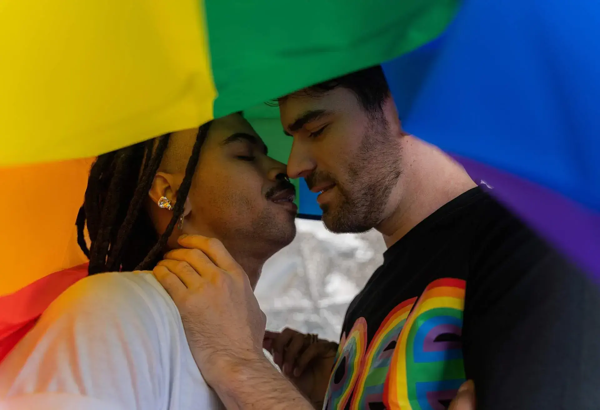 THEME_GAY_PRIDE_LGBTQ_COUPLE
