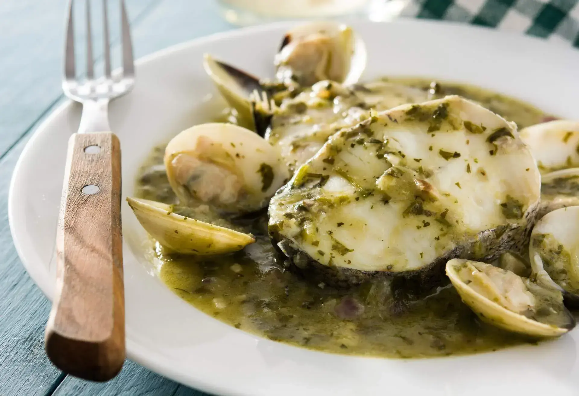 FOOD_SPANISH_HAKE_FISH_CALMS_GREEN_SAUCE