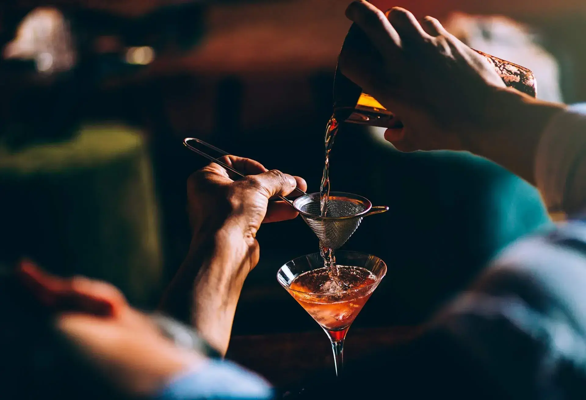 THEME_FOOD_DRINK_RESTAURANT_BAR_BARTENDER_PREPARING_COCKTAIL_DRINK_GettyImages-1049820530