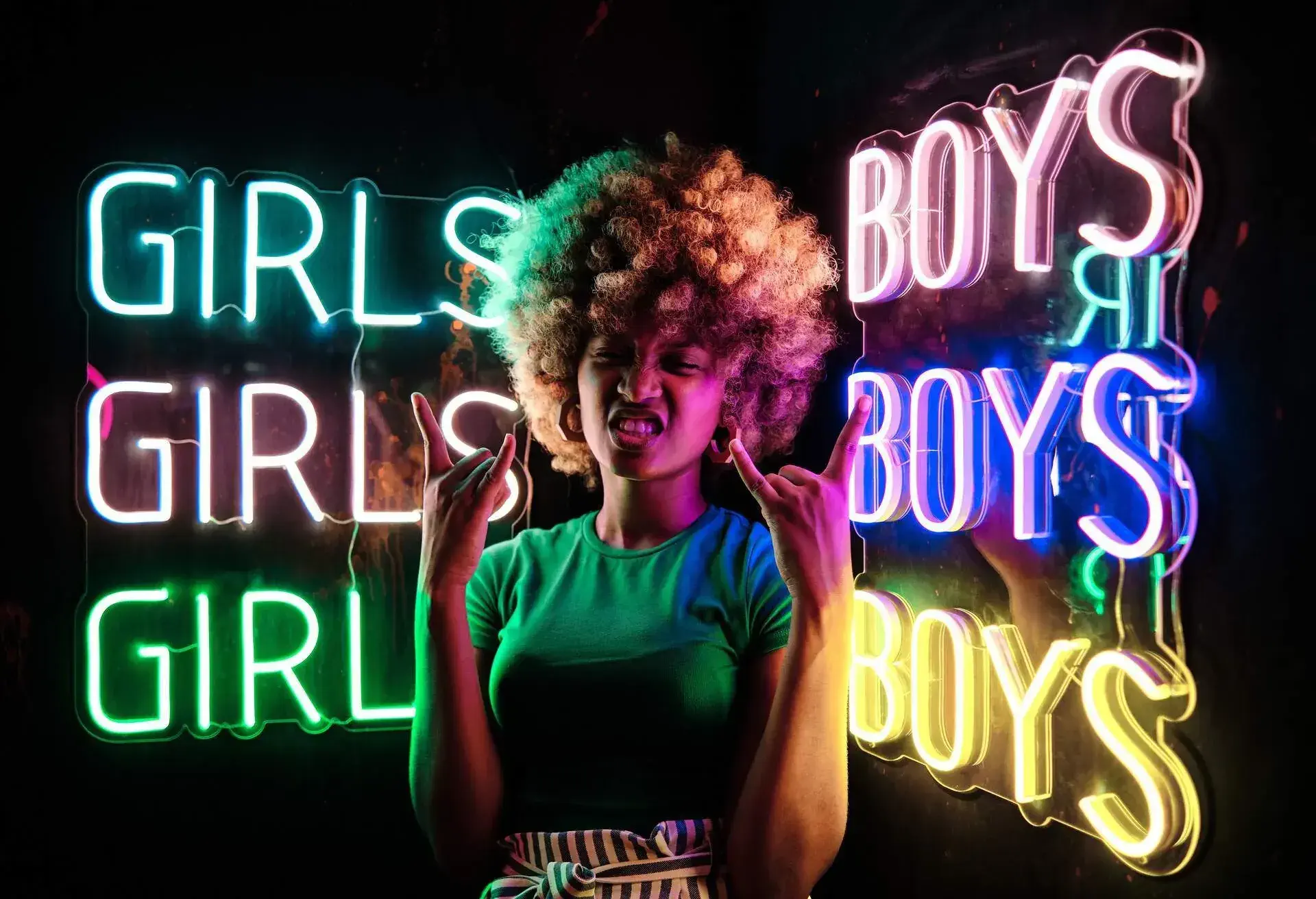 SPAIN_BARCELONA_WOMAN_STANDING_NEAR_NEON_SIGNBOARDS_GIRLS_BOYS