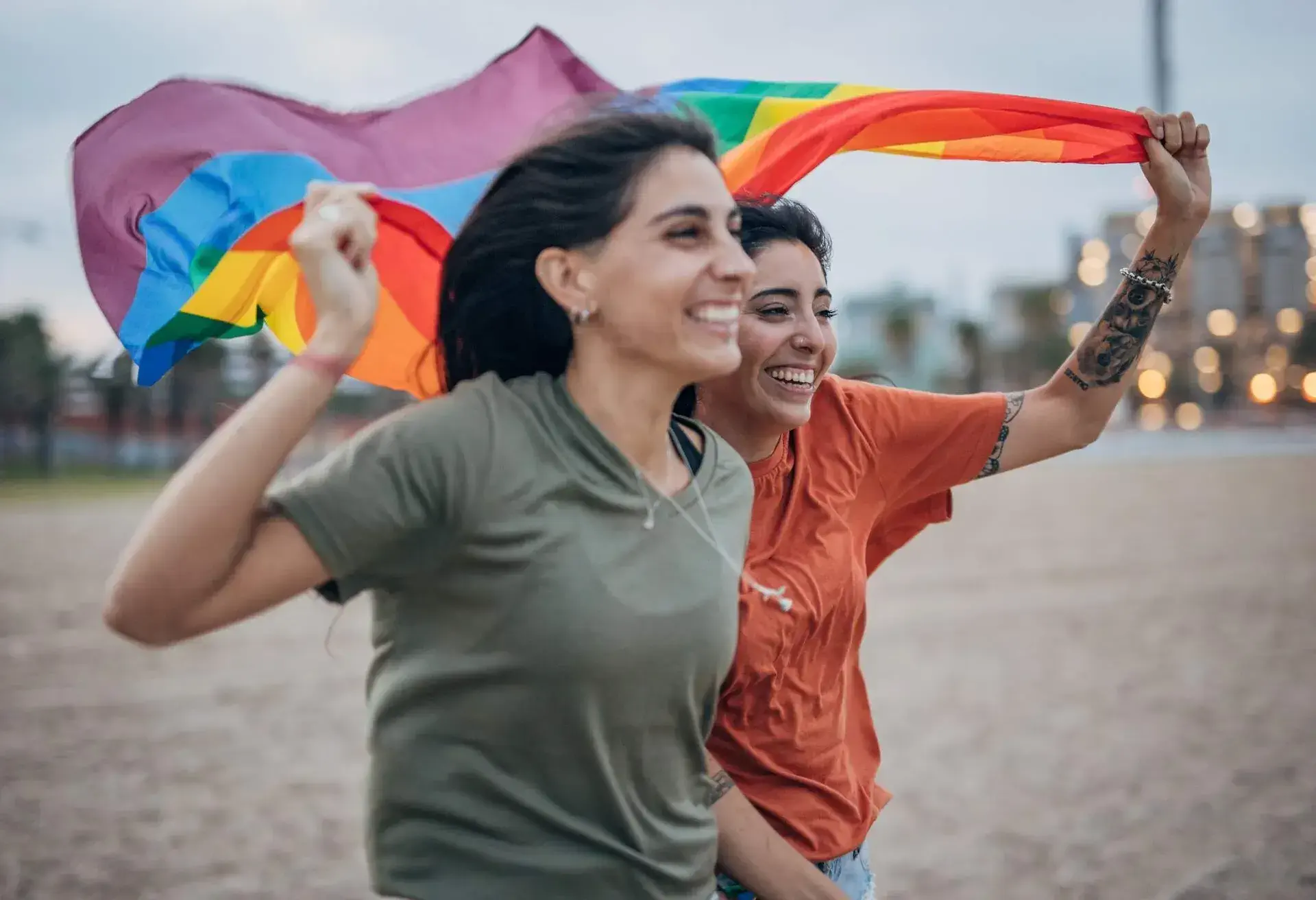 SPAIN_BARCELONA_PRIDE_WOMEN_LESBIAN_COUPLE_RAINBROW_FLAG