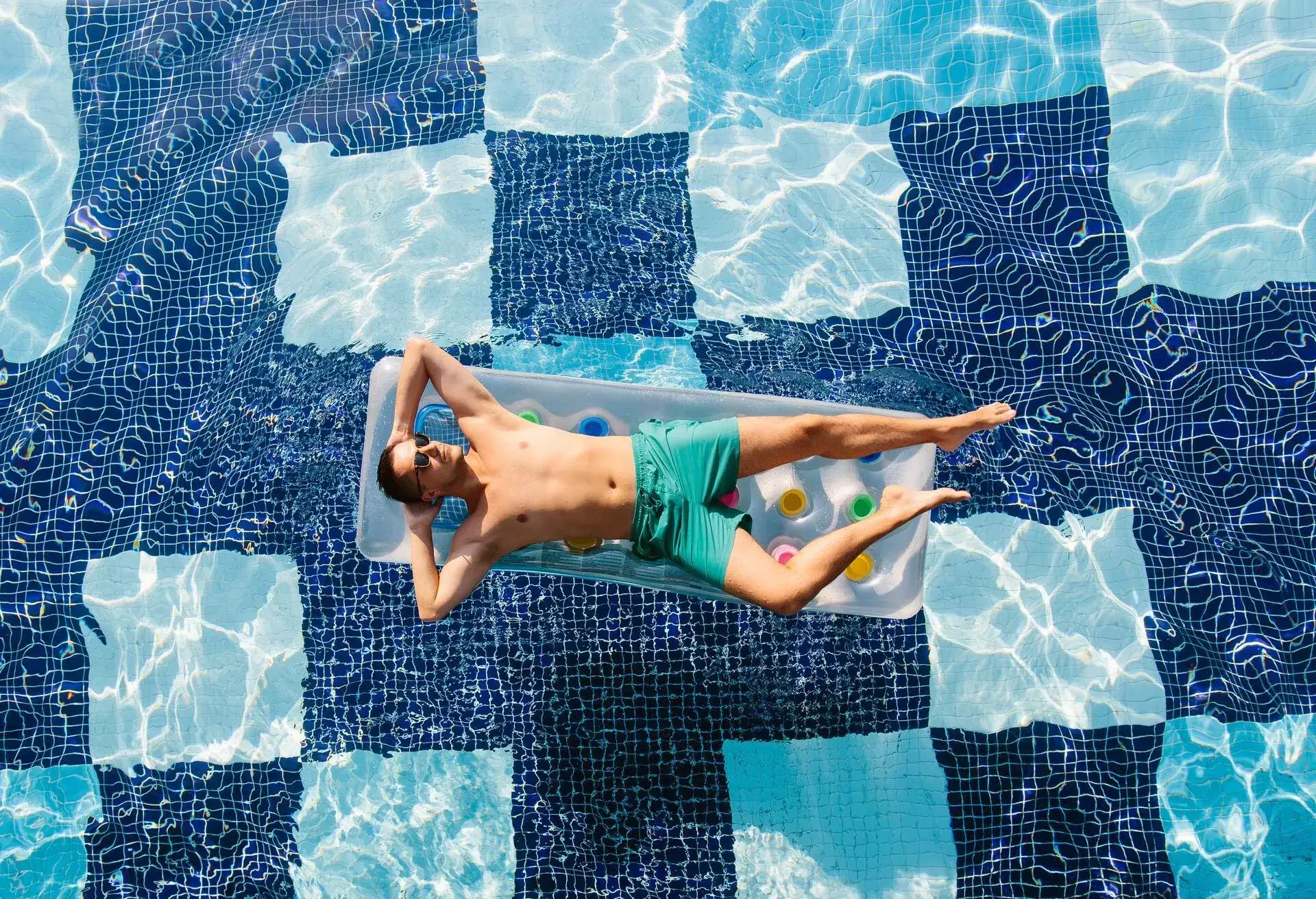 SPAIN_BARCELONA_MAN_SUNBATHING_IN_SWIMMING_POOL_HIGH_ANGLE_VIEW