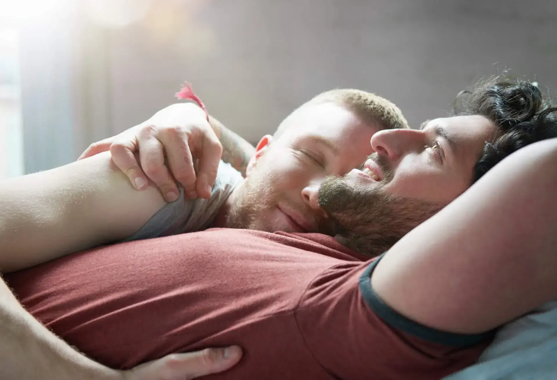PEOPLE_MEN_GAY_COUPLE_HOTEL_BED