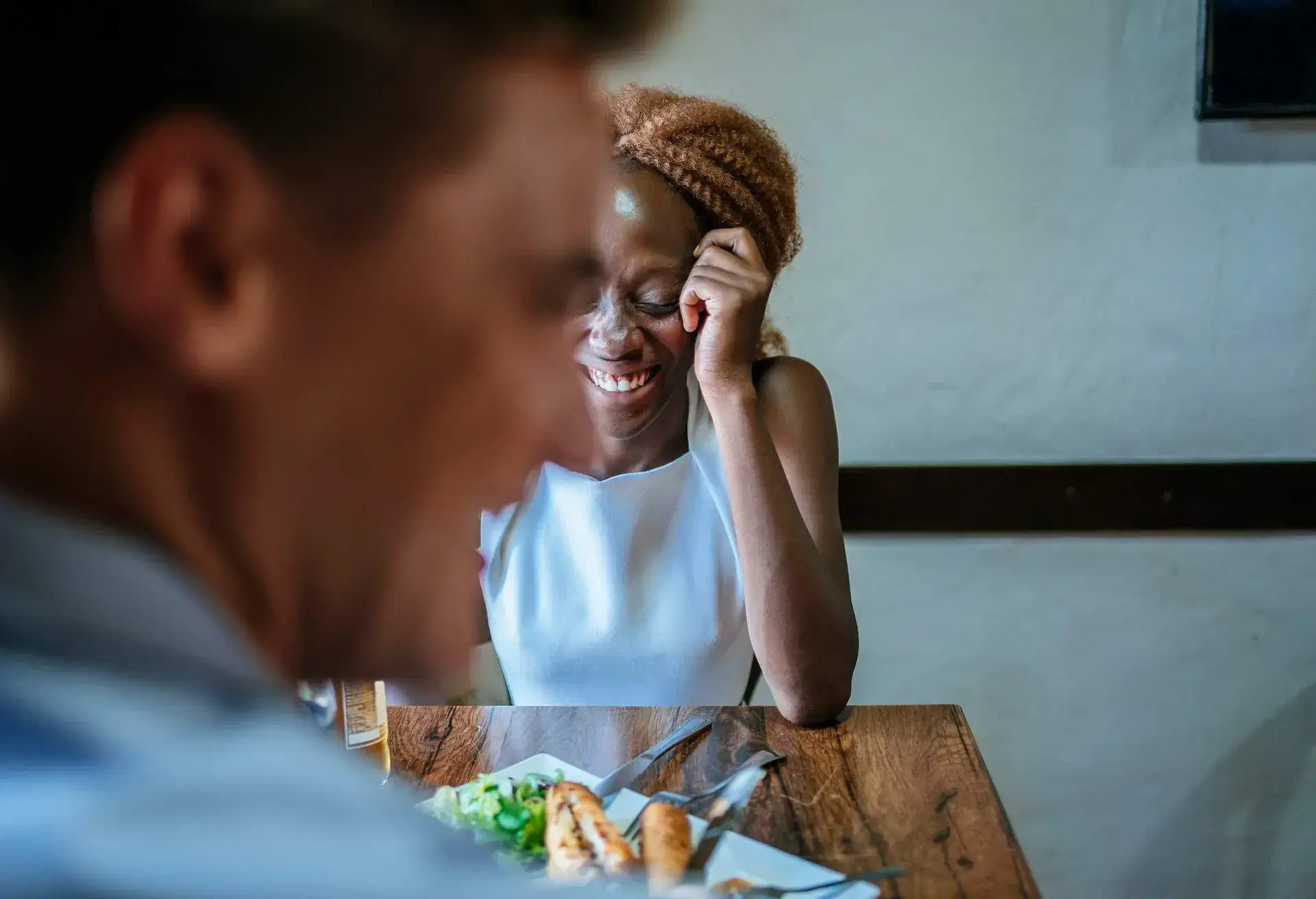 RESTAURANT_PEOPLE_WOMAN_MAN_HAPPY_COUPLE_EATING_FOOD
