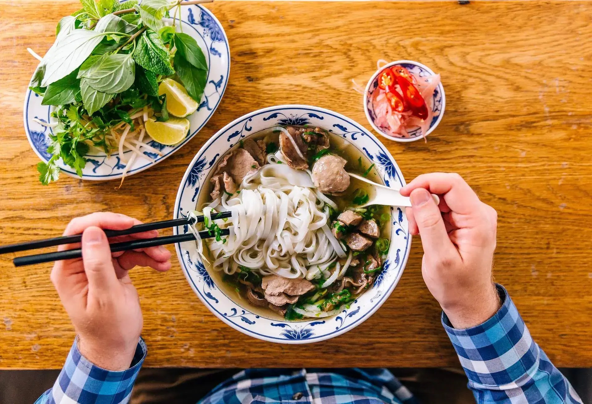RESTAURANT_MAN_EATING_VIETNAMESE