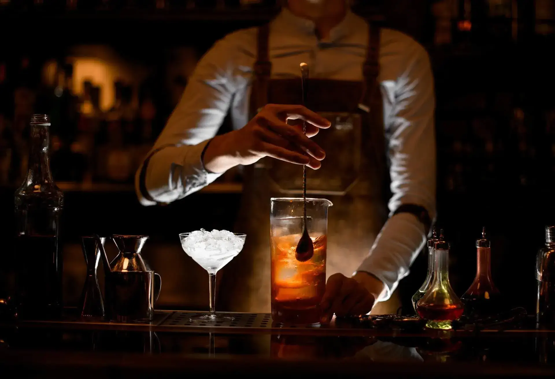 FOOD_DRINK_COCKTAILS_BAR_BARTENDER_LEATHER_APRON