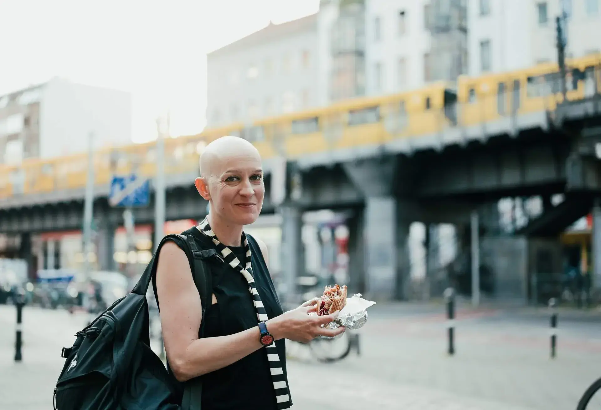 GERMANY_BERLIN_WOMAN_EATING_DONER_KEBAB_STREET