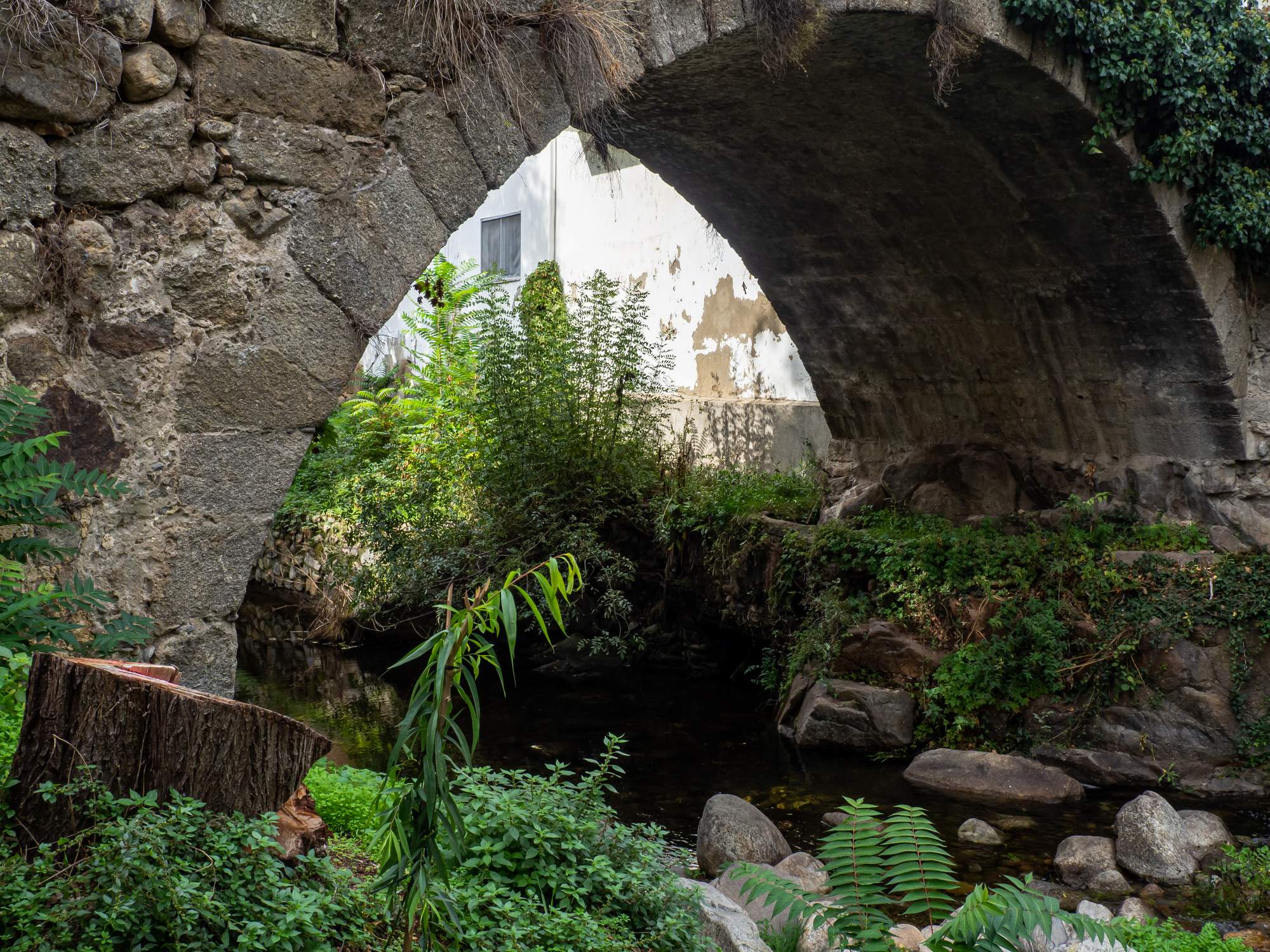 Roman bridge over the Ambroz River in the Chiquita Fountain in the Jewish quarter of Hervás