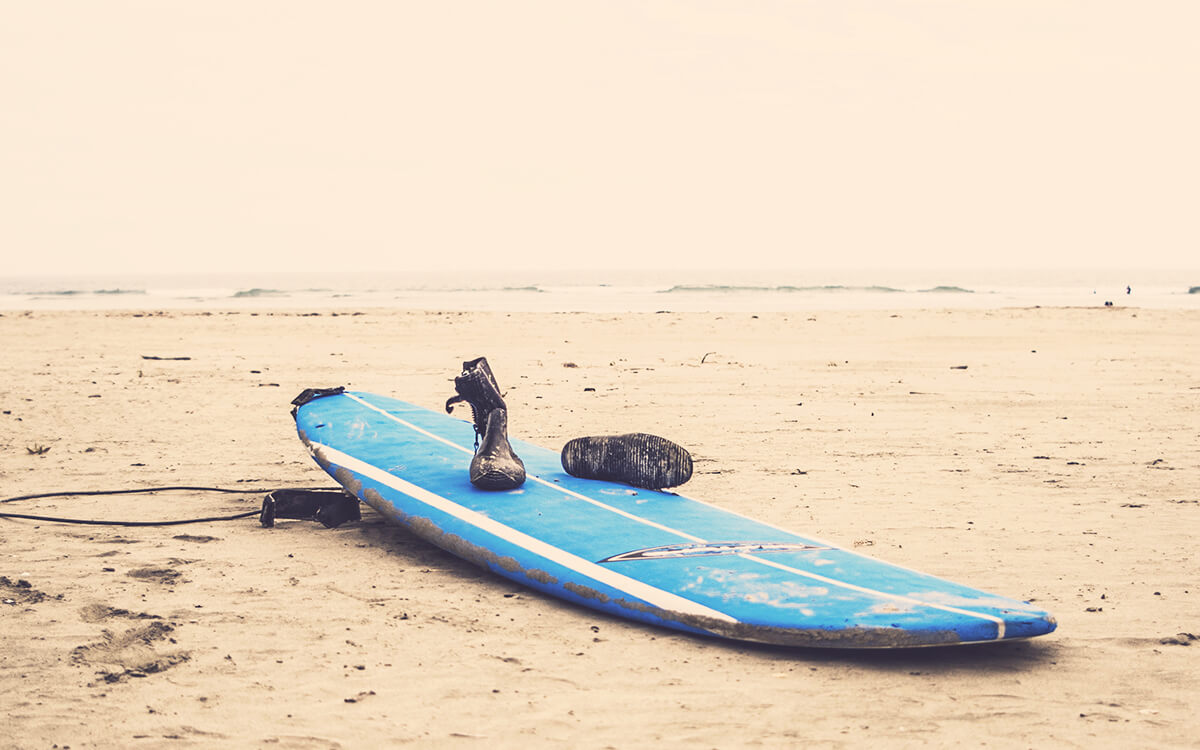 Tabla de surf en la playa