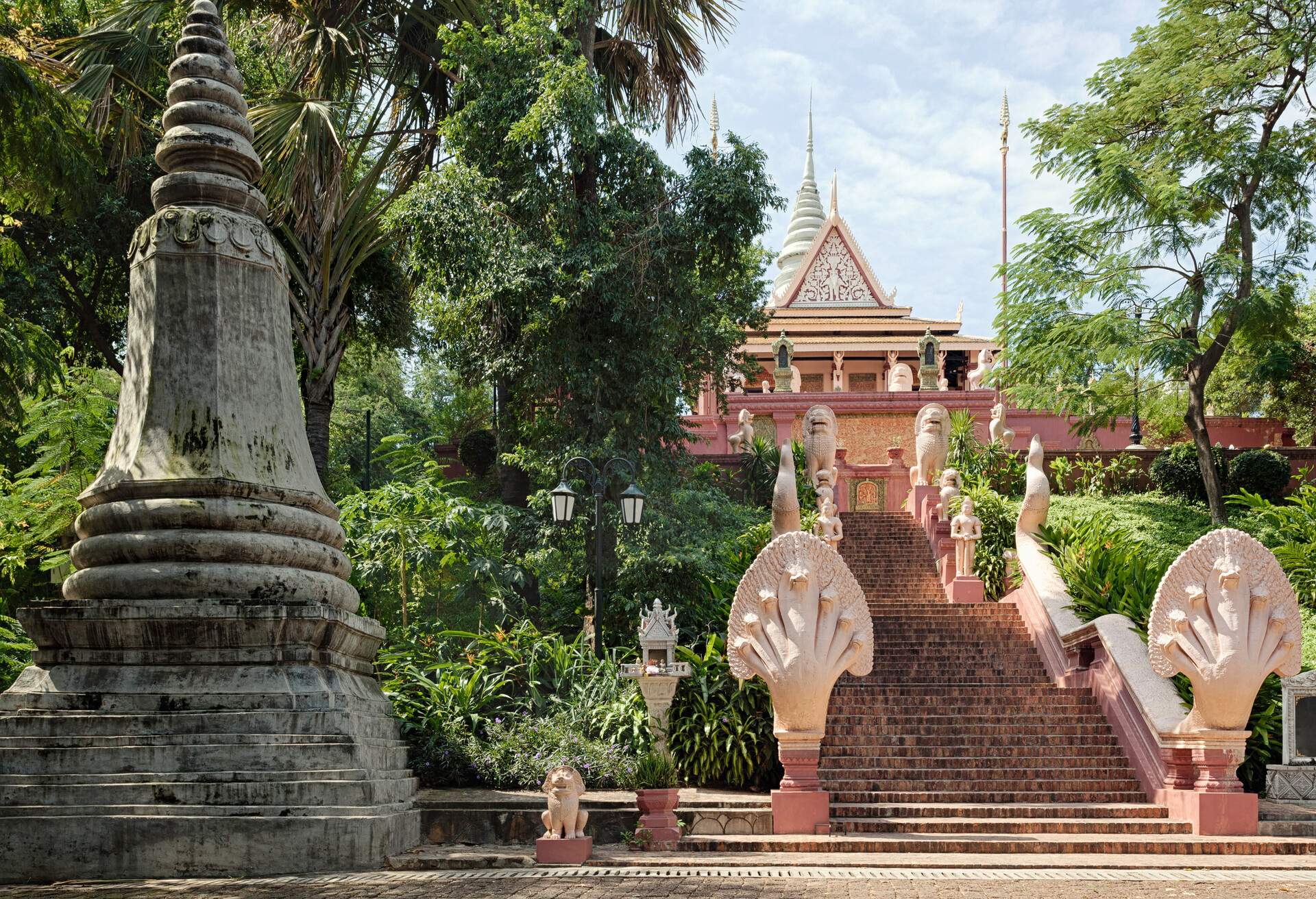 Los templos de Phnom Penh que podrás descubrir en tu viaje barato