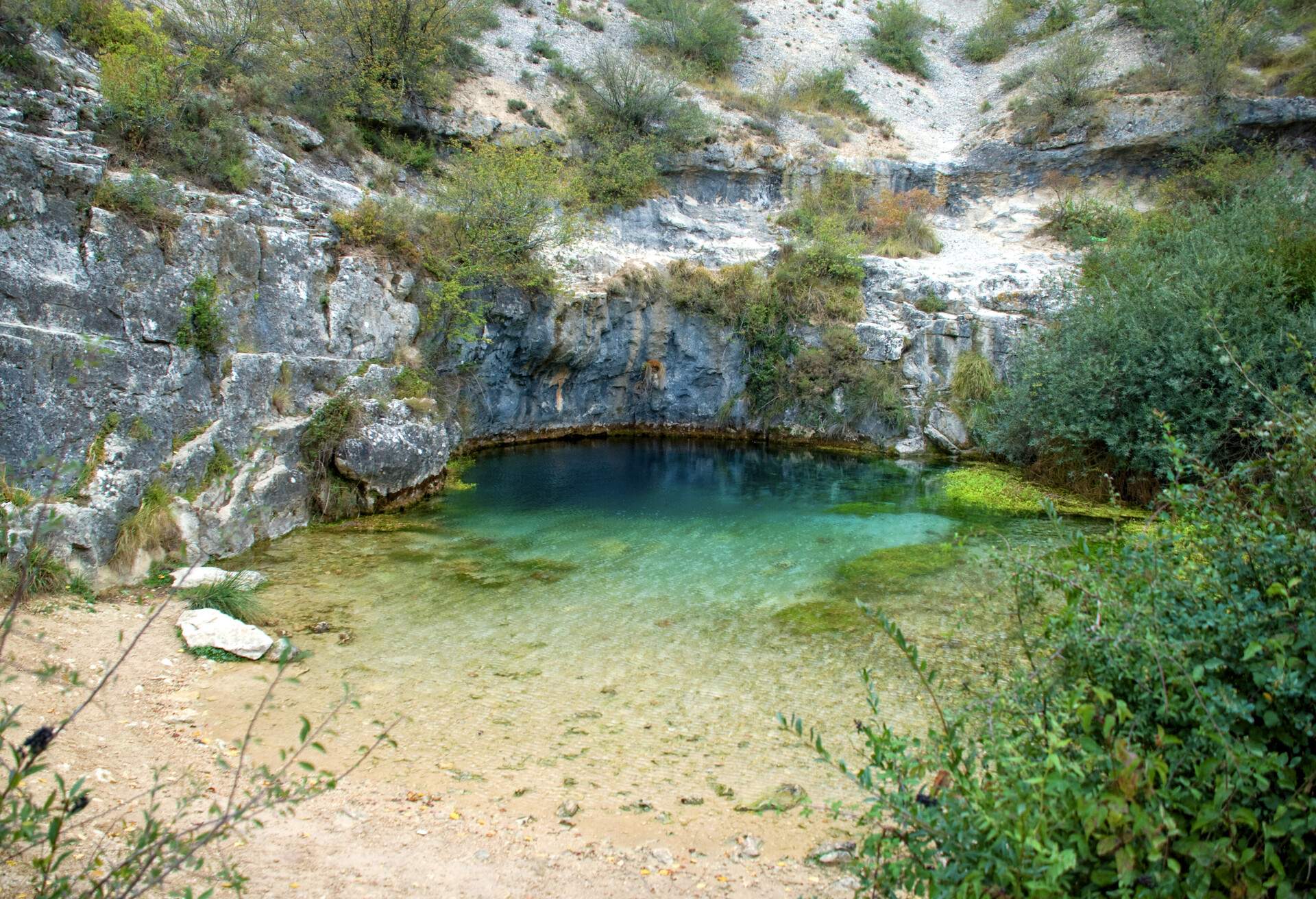 El Pozo Azul es la entrada de una cueva activa, completamente llena de un agua purísima, gélida (11º) y de un increíble color azul. En las profundidades del pozo, a más de 15 metros de profundidad y visible con facilidad, tal es la transparencia del agua, se abre la boca de una cueva de más de cinco kilómetros de longitud que ha sido explorada por espeleobuceadores españoles y británicos. covanera burgos españa spain