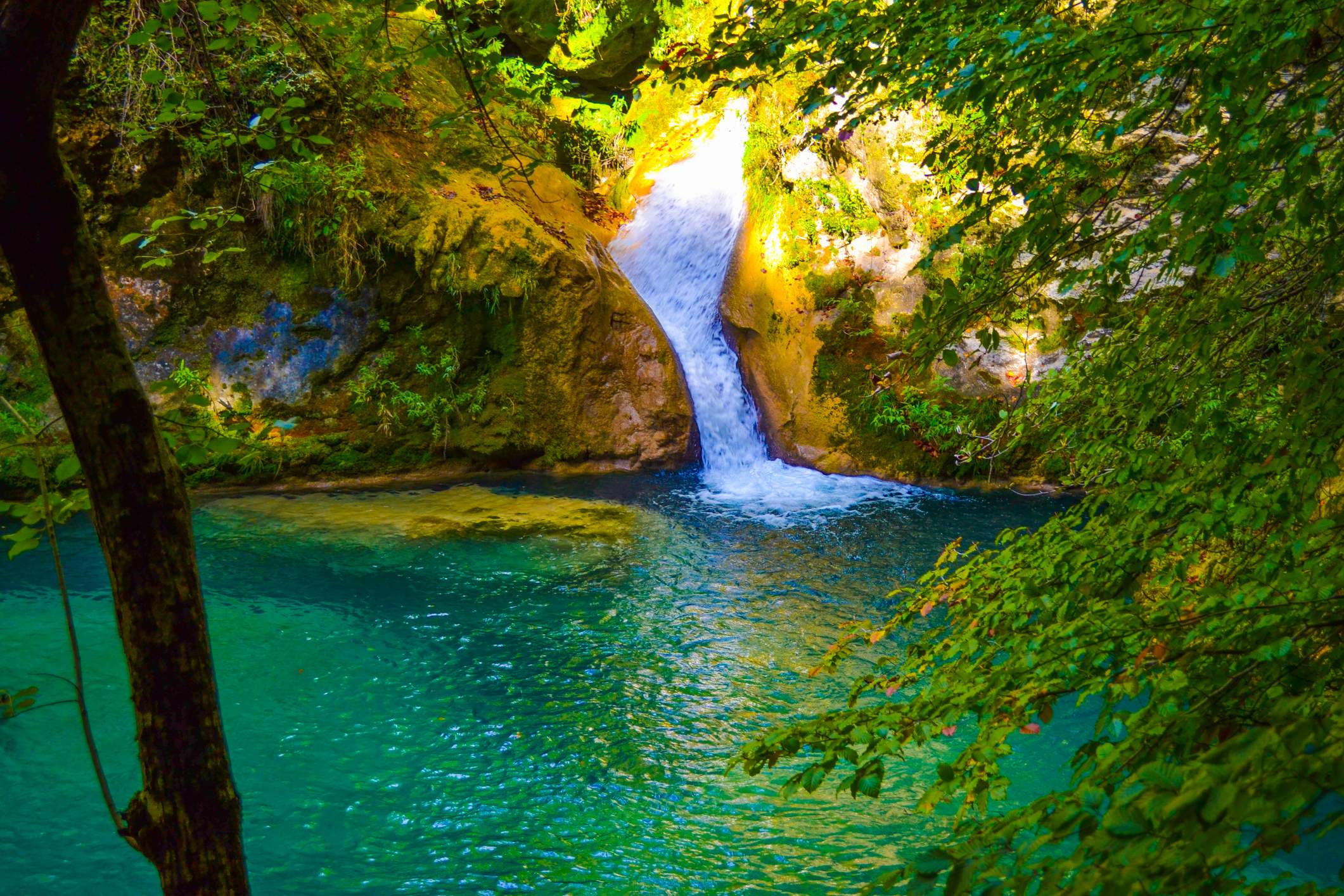 Nacedero del Urredera (la ruta de las cascadas de Baquedano o la fuente del Urederra), en Baquedano, Navarra (Navarra)