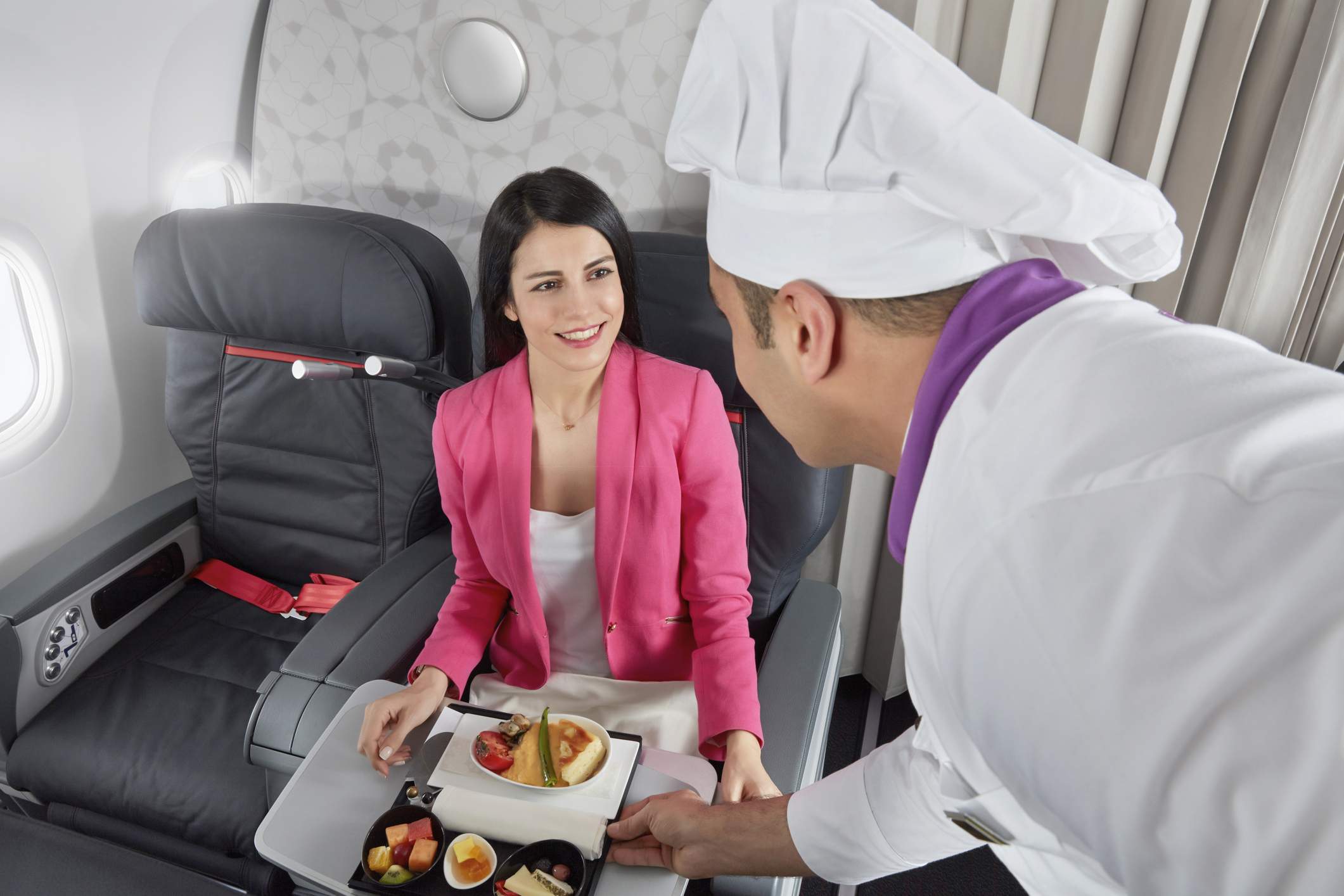 Comer en un avión mejor que en casa es posible.