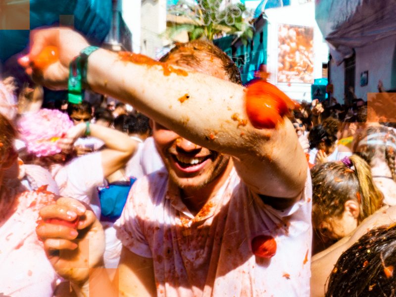 Los participantes se lo pasan genial arrojando tomates en las abarrotadas calles de Buñol. © Miles Holder