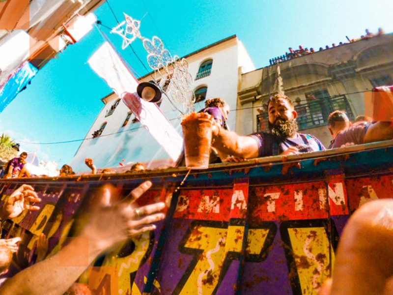 La Tomatina comienza con camiones llenos de tomates que llegan al pueblo y los reparten, o que incluso arrojan toda la carga en las calles. © Miles Holder