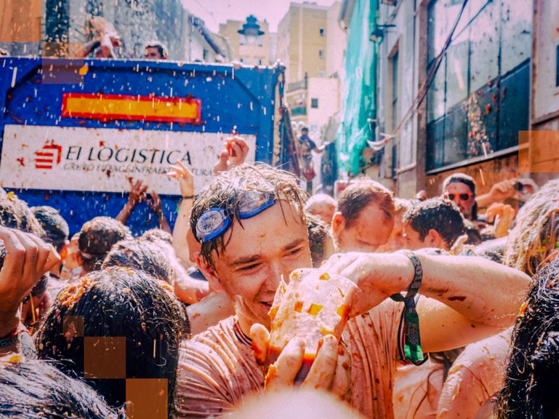 Armados con tomates como munición, los participantes se pelean en una dura batalla. © Miles Holder