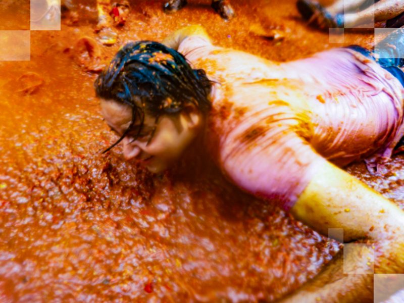 Al mediodía, las calles se convierten en ríos de pulpa de tomate. © Miles Holder