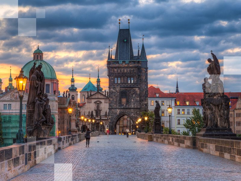 Cruzar el puente de Carlos es una forma inteligente de empezar tus aventuras en Praga