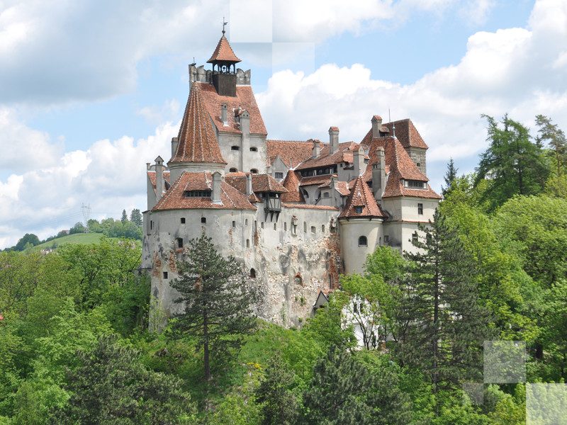 No te puedes perder el Castillo de Bran, pero si de verdad quieres pasar miedo, hay un montón de lugares para visitar en Transilvania