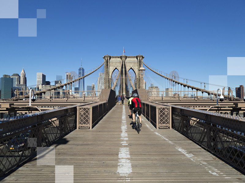 Sobre la puente de Brooklyn tenemos Nueva York como paisaje