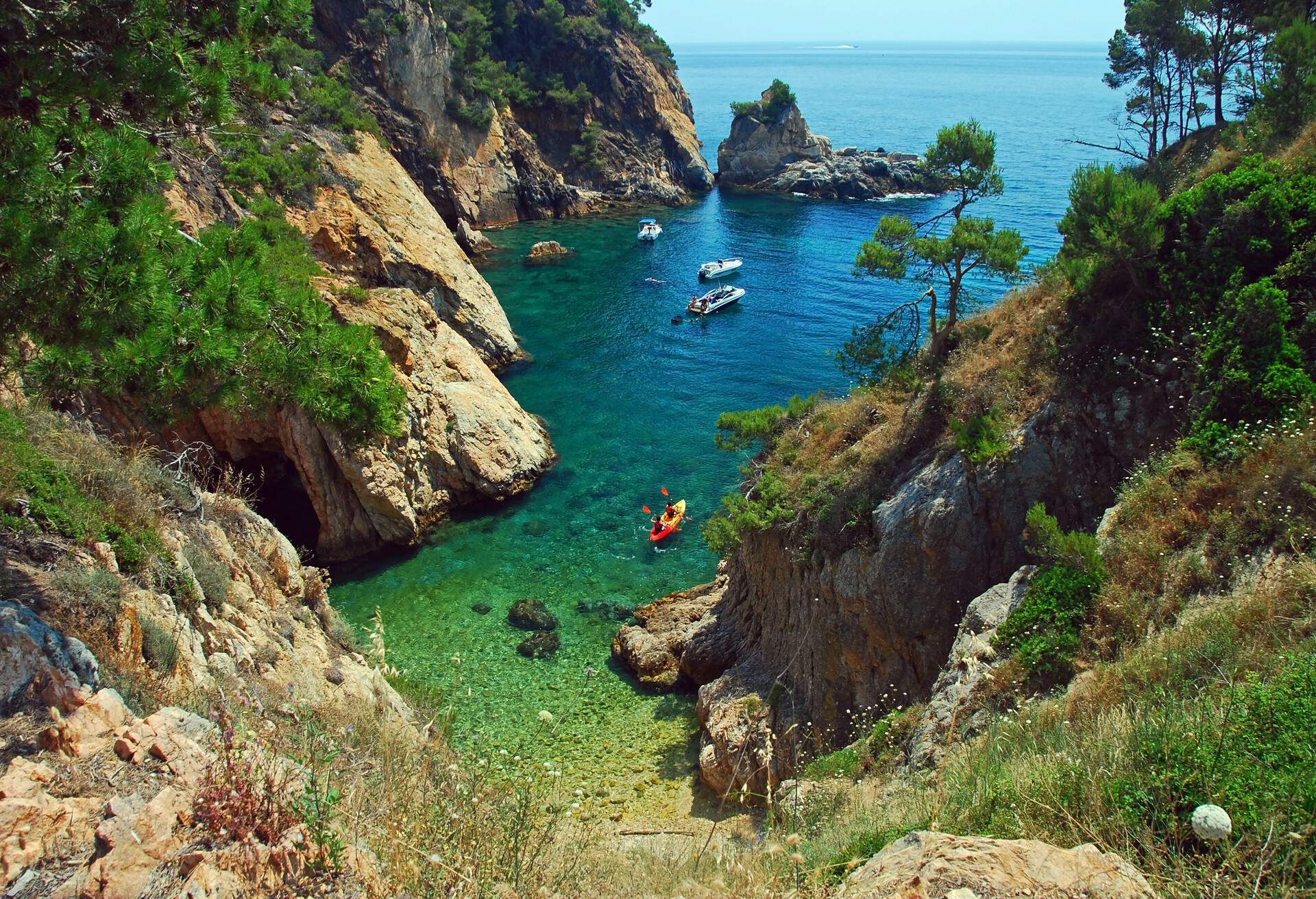 Playa de Castell situada muy cerca de Palamos, Girona, Cataluña, España.