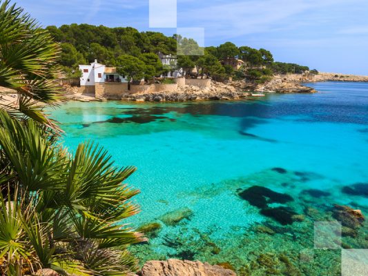 Una pequeña playa en España llamada Cala Gat.