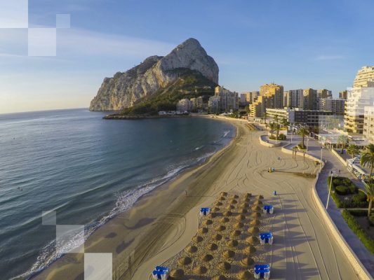 Una de las mejores playas de España está junto al peñón del Ifach
