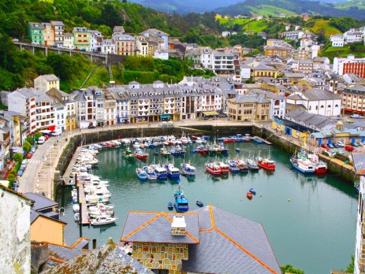 El pequeño pero elegante puerto de Luarca.