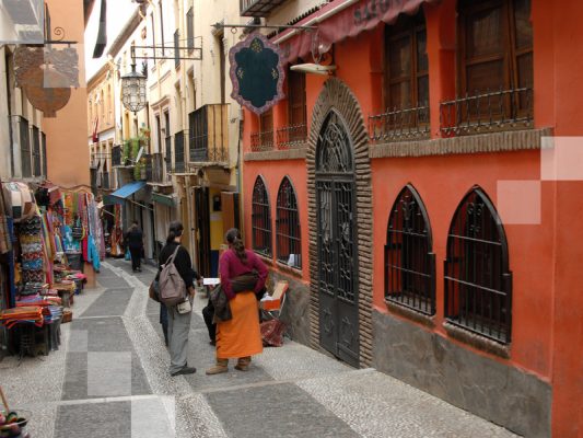 El distrito de Albaicín en Granada es encantador.