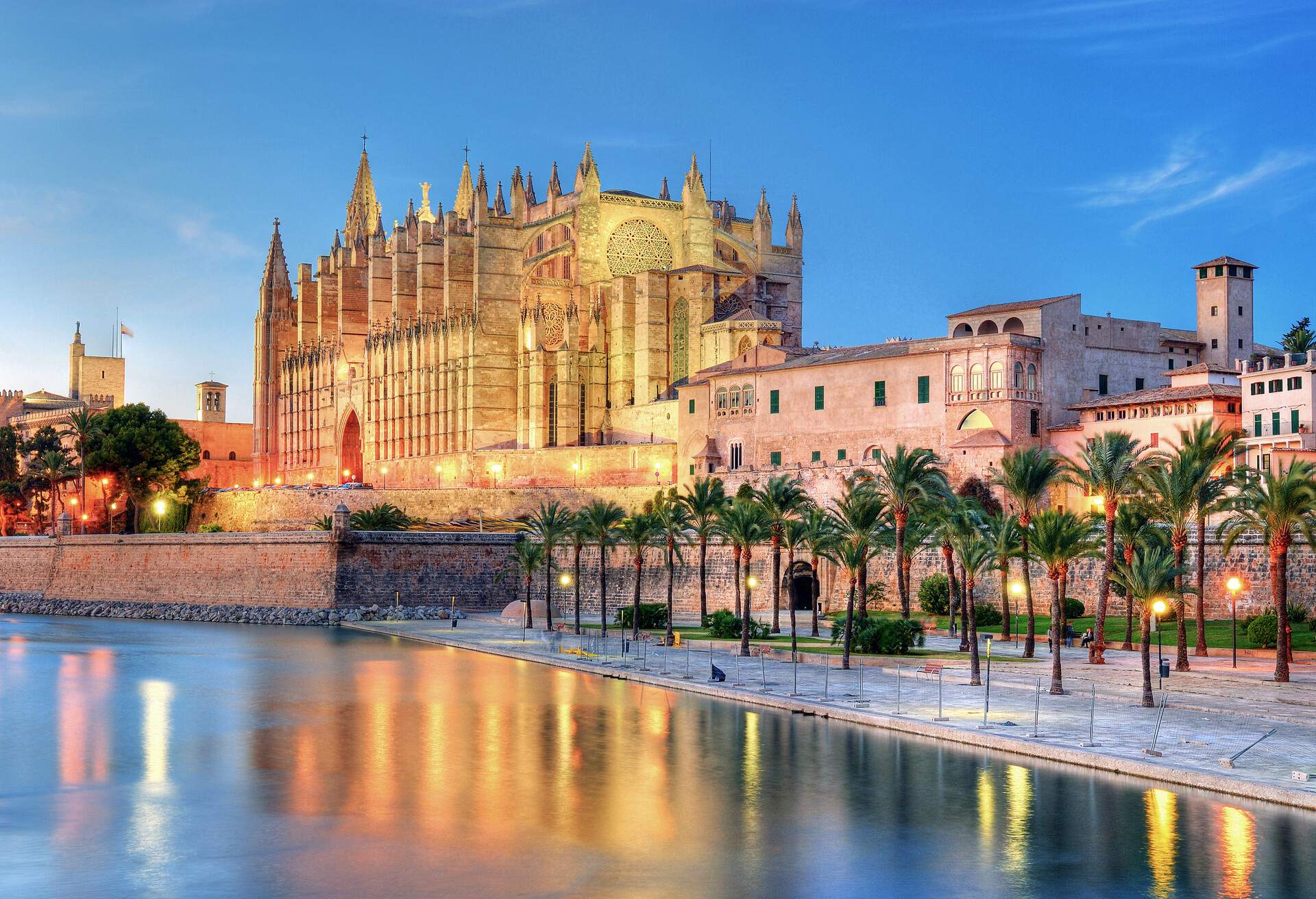 DEST_PALMA-DE-MALLORCA_SPAIN_CATHEDRAL_shutterstock-premier_70004080