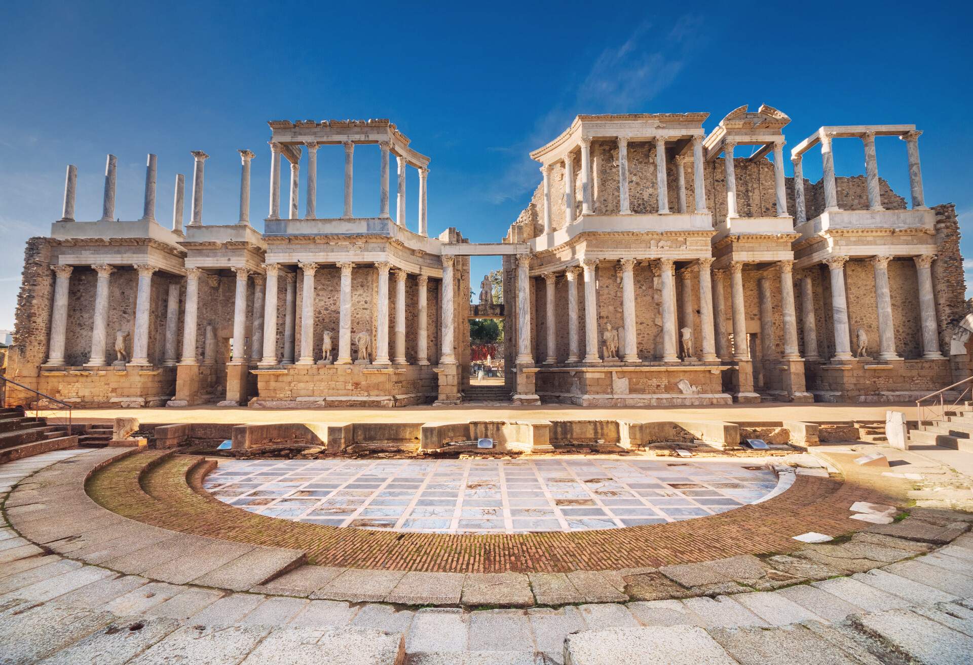 DEST_SPAIN_MERIDA_TEATRO-ROMANO_shutterstock_1150634843