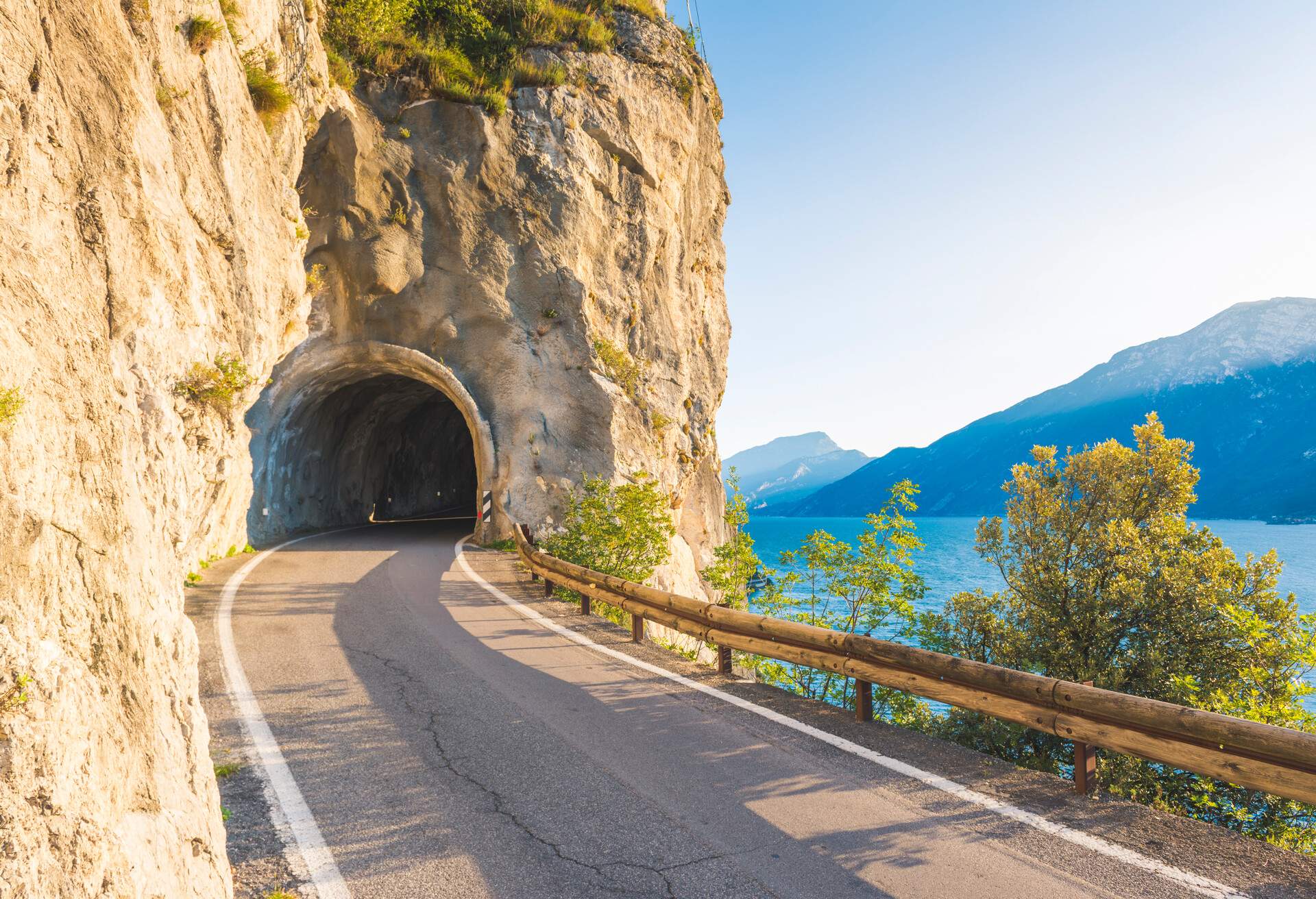 DEST_ITALY_LOMBARDY_TREMOSINE_GettyImages-915380868