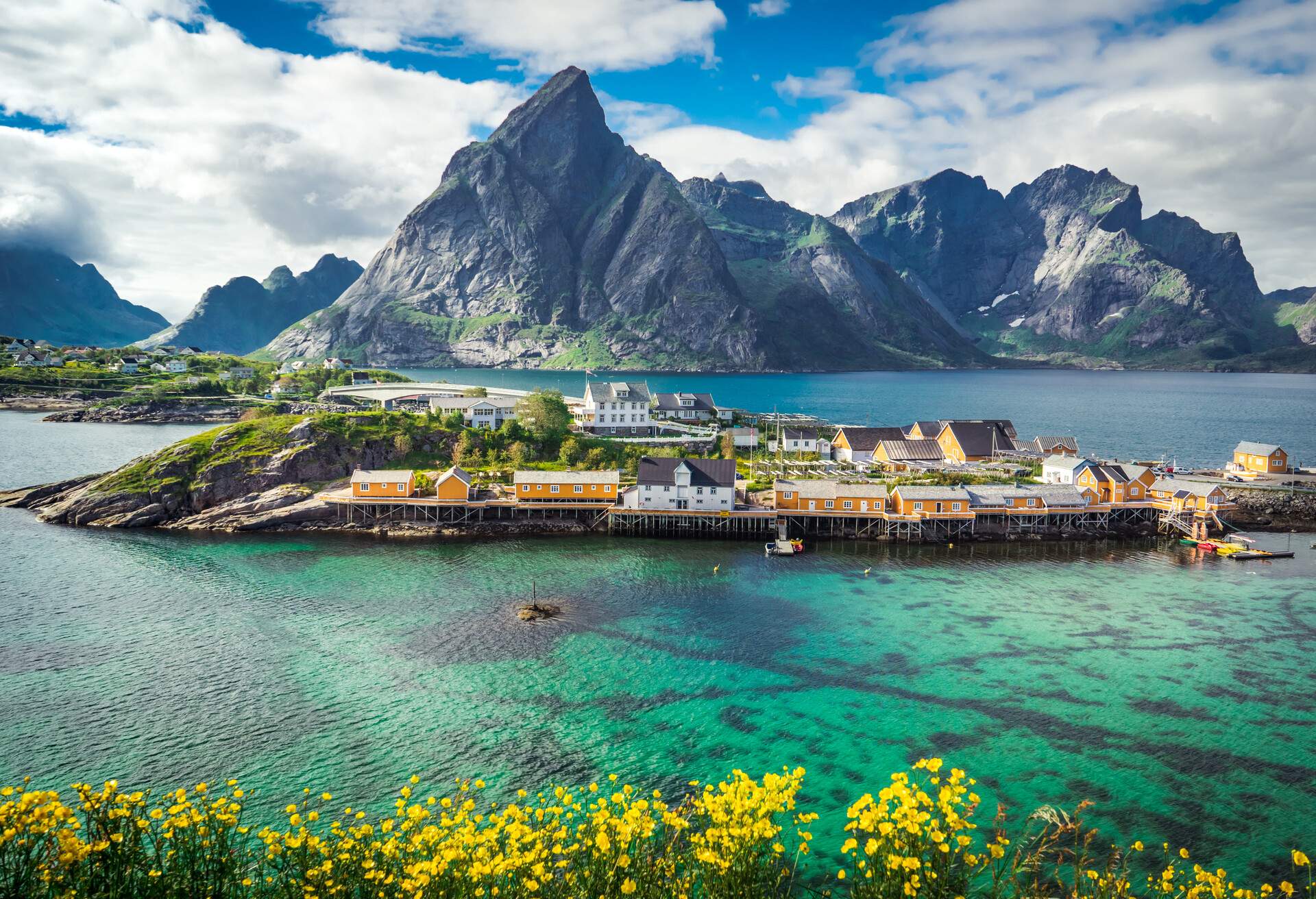 DEST_NORWAY_LOFOTEN-ISLAND_MOSKENES_GettyImages-1012060596