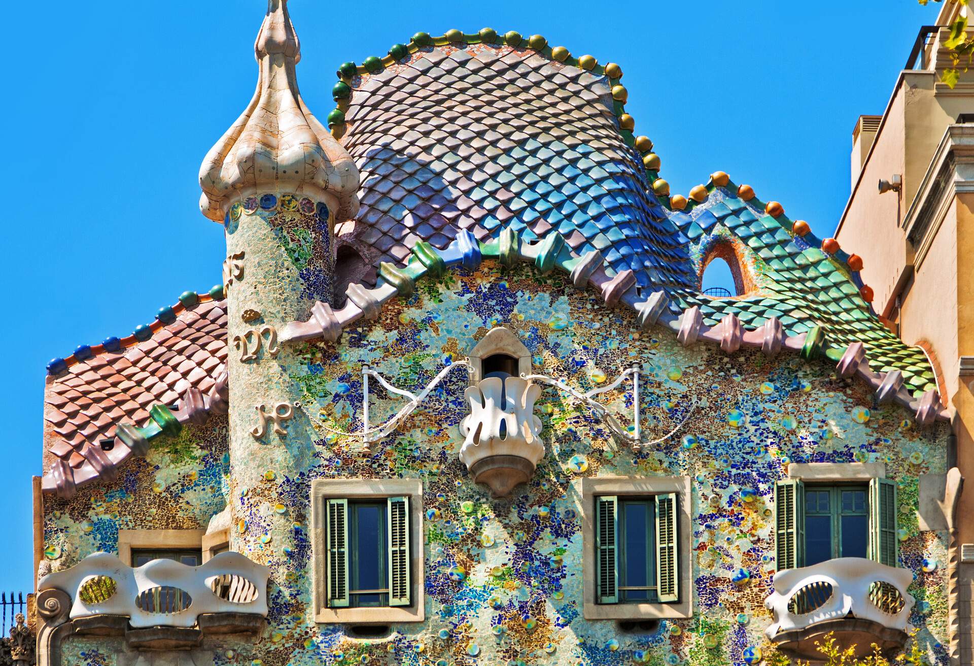 DEST_SPAIN_BARCELONA_CASA-BATLLO_GettyImages-182921047