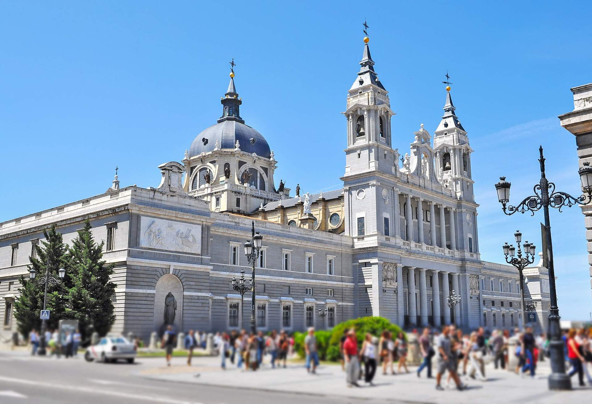 side view of Palacio Real in Madrid; Shutterstock ID 331517069; Purpose: to use for sights in madrid; Brand (KAYAK, Momondo, Any): momondo DK