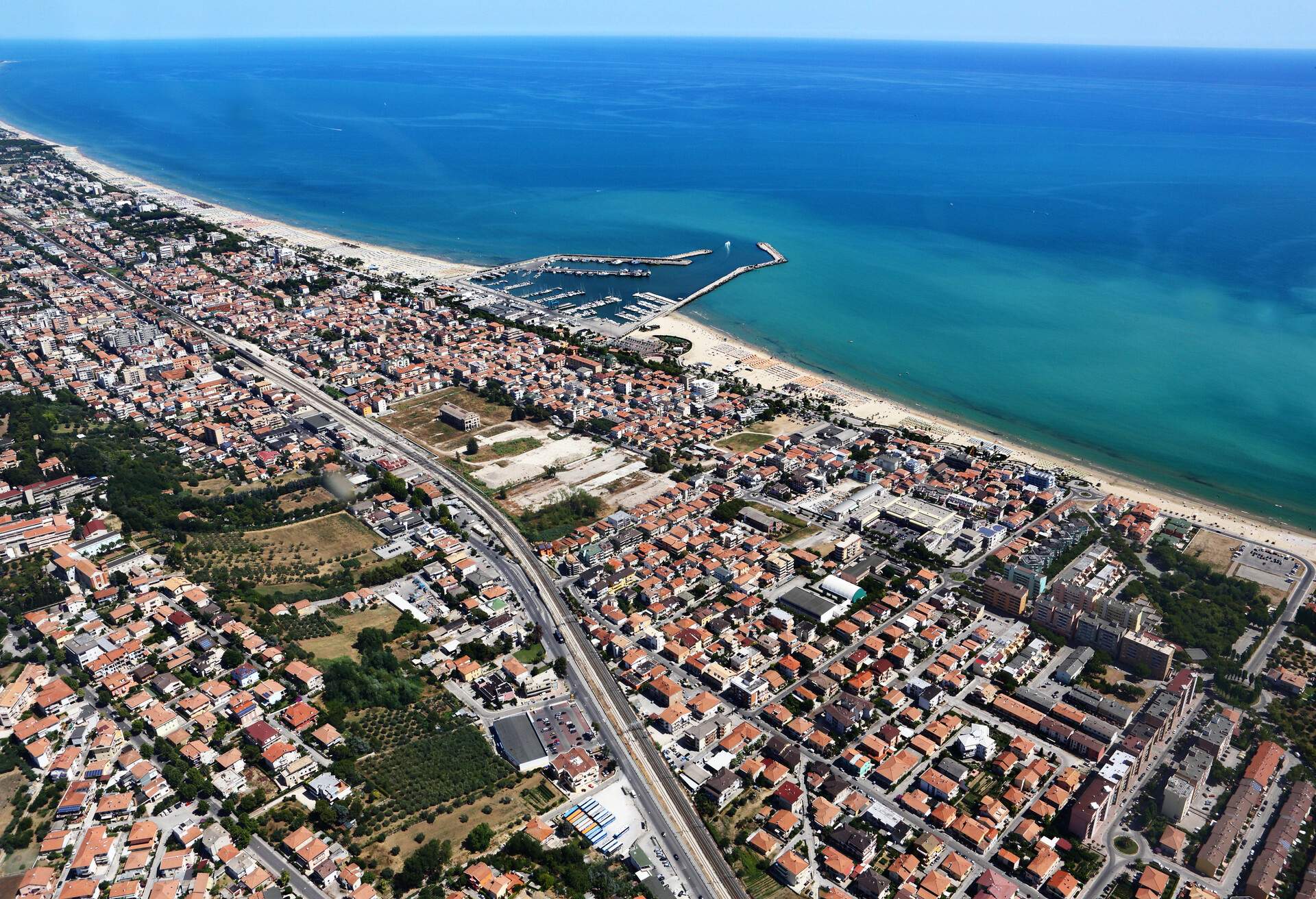 DEST_ITALY_ABRUZZO_GIULIANOVA_GettyImages-167157624