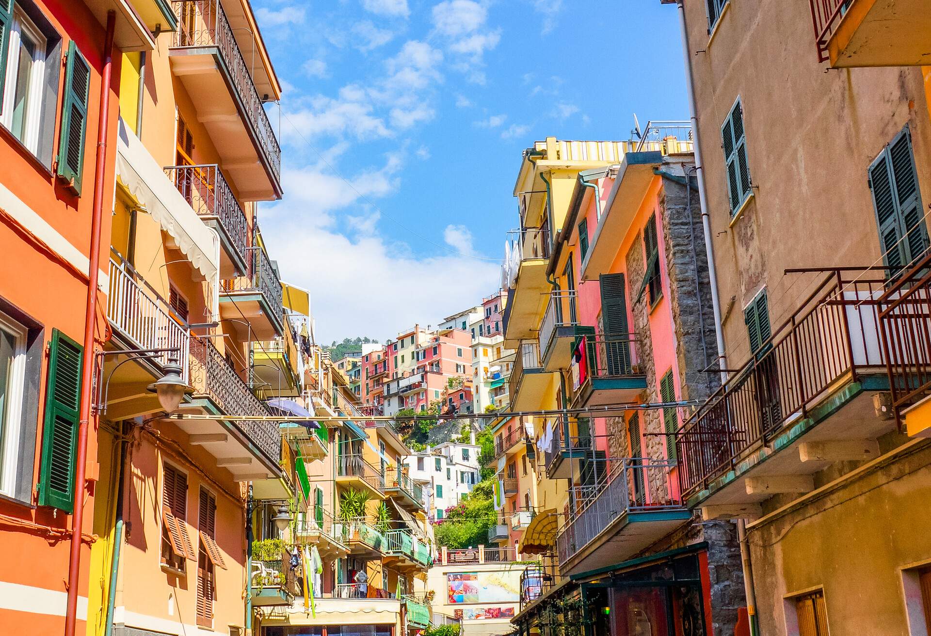 DEST_ITALY_CINQUE TERRE_MANAROLA_COLOURED HOUSES_shutterstock_704492830